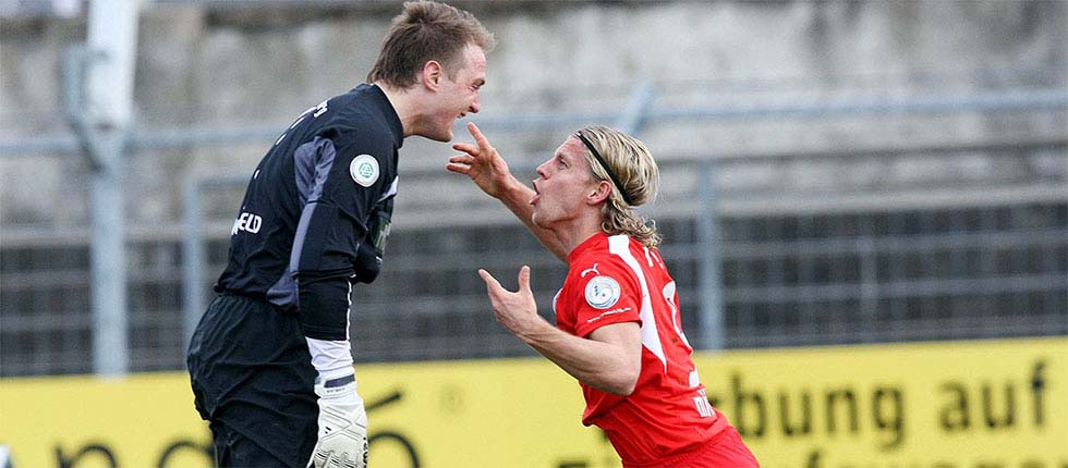 Andreas Lengsfeld (Torwart des SSV Jahn Regensburg) diskutiert mit Gerrit Müller vom SF Siegen über den geforderten Elfmeter.