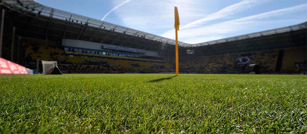 Rasen und Eckfahne im Stadion der SG Dynamo Dresden